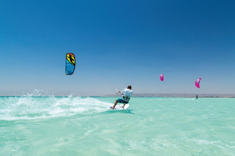 kitesurfer ocean