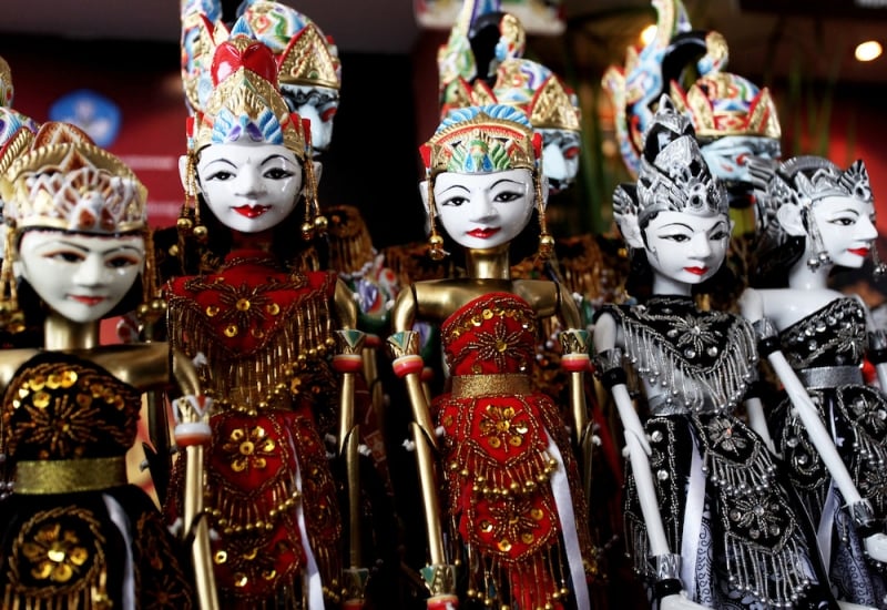 souvenir jakarta: wayang puppets