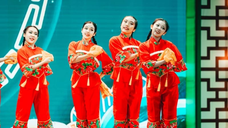 cultural performance at river hongbao