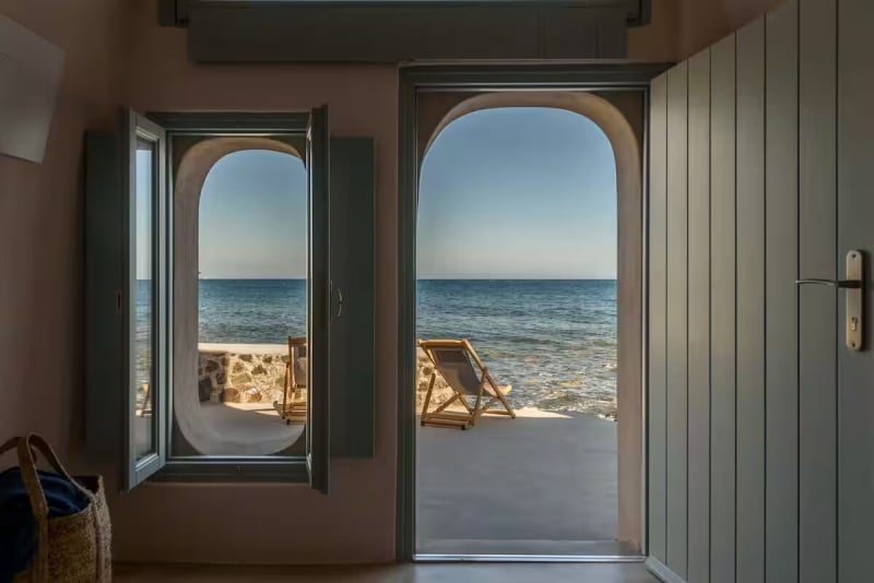 oceanfront Airbnb Stays in Santorini with Caldera Views