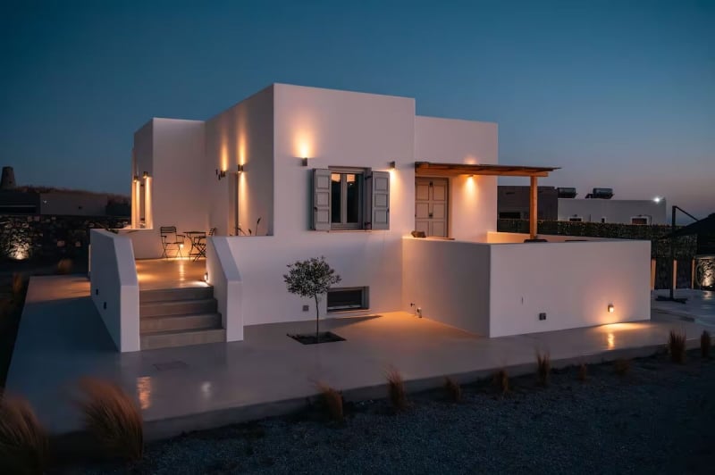 cosy Airbnb Stays in Santorini with Caldera Views