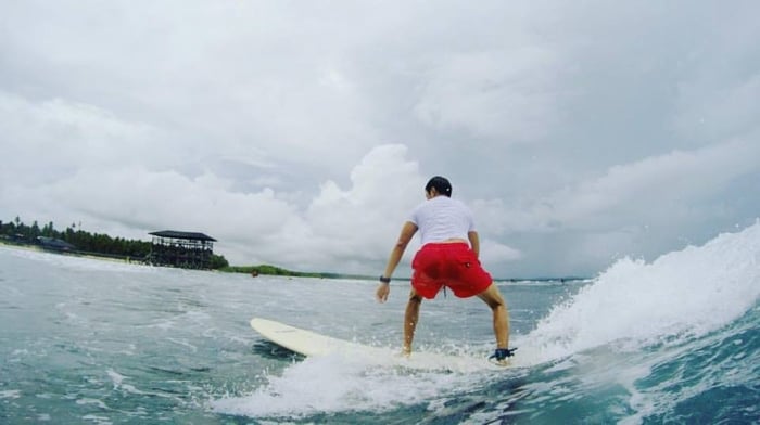 surfing in siargao