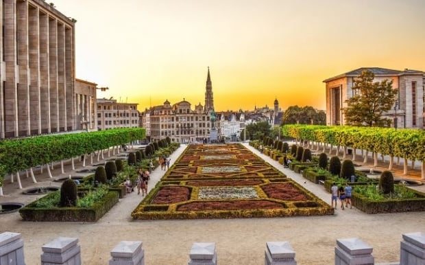 Fly non-stop to Brussels with Singapore Airlines