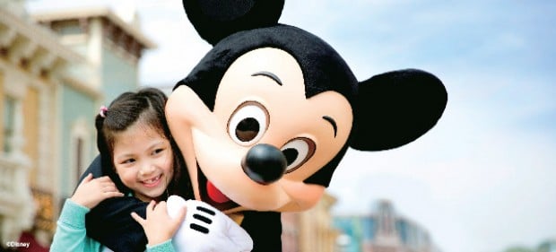 Hong Kong Disneyland “Happy Family Package” with Cathay Pacific