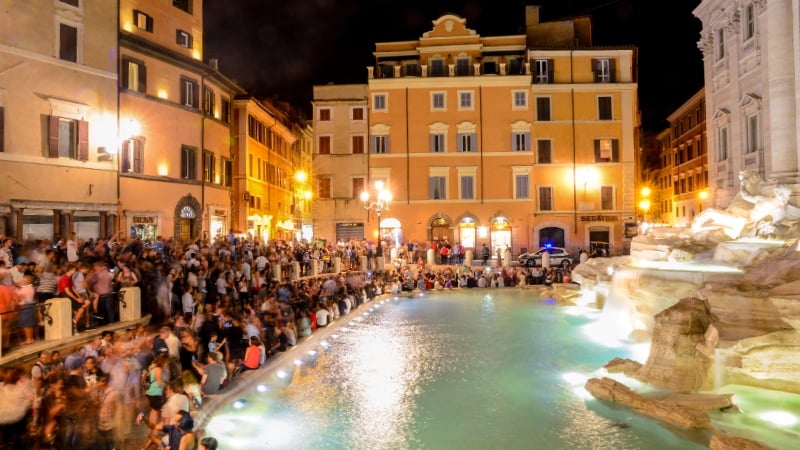 trevi fountain crowds