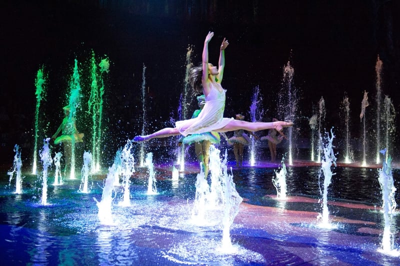 A woman dancing over water — Filipinos have to visit Macao to witness this!