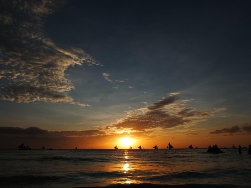 things to do in boracay: watch the sunset