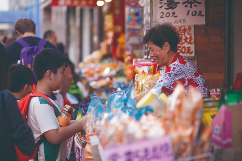 Street vendors selling snacks in Danshui