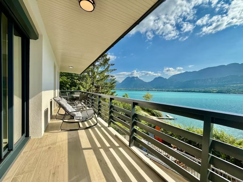 lakefront Airbnbs in Annecy