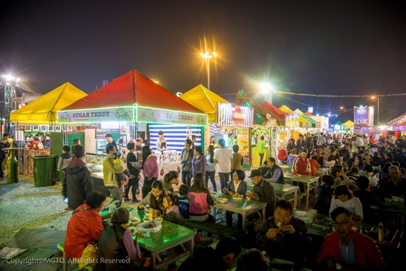 Food stalls and tables with lots of people — Filipinos have to visit Macao to join the Food Festival!