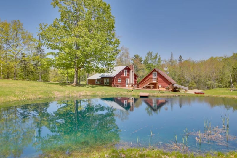 aesthetic Airbnb stays near Halcyon Ridge
