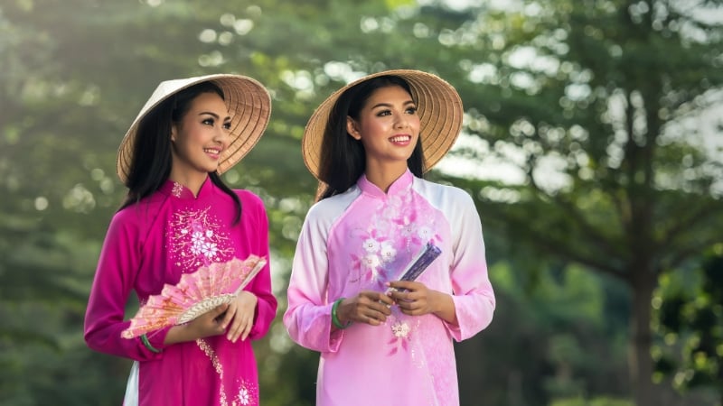 beautiful vietnamese women in traditional attire