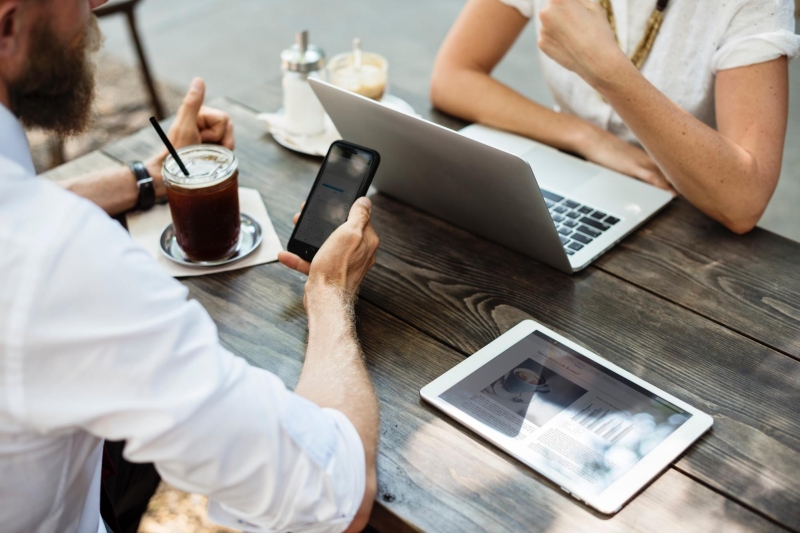 australians using smart devices over coffee