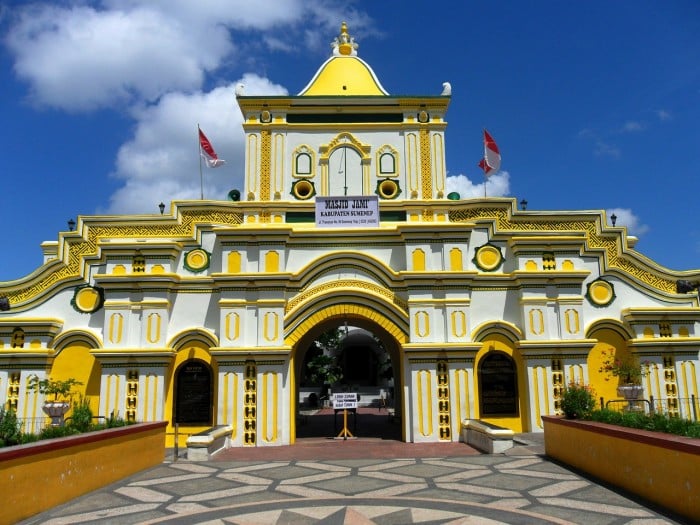 Du lịch Indonesia trong 2 ngày - nhà thờ hồi giáo màu vàng