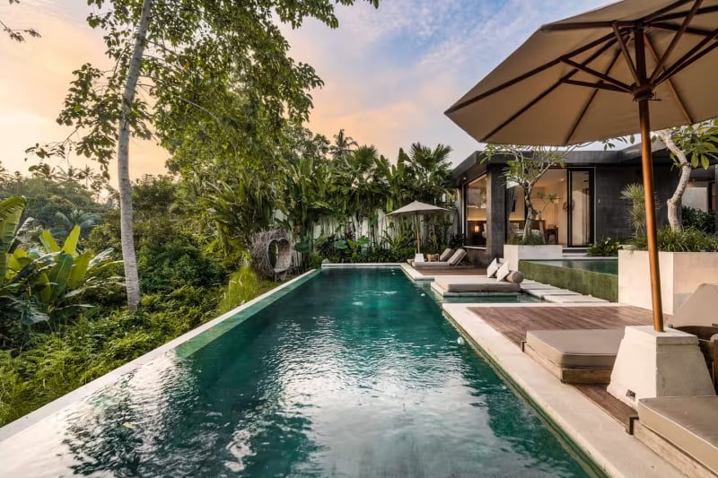 Airbnb Ubud infinity pool