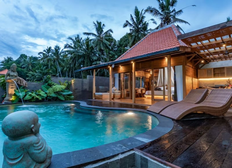 Airbnb Ubud infinity pool