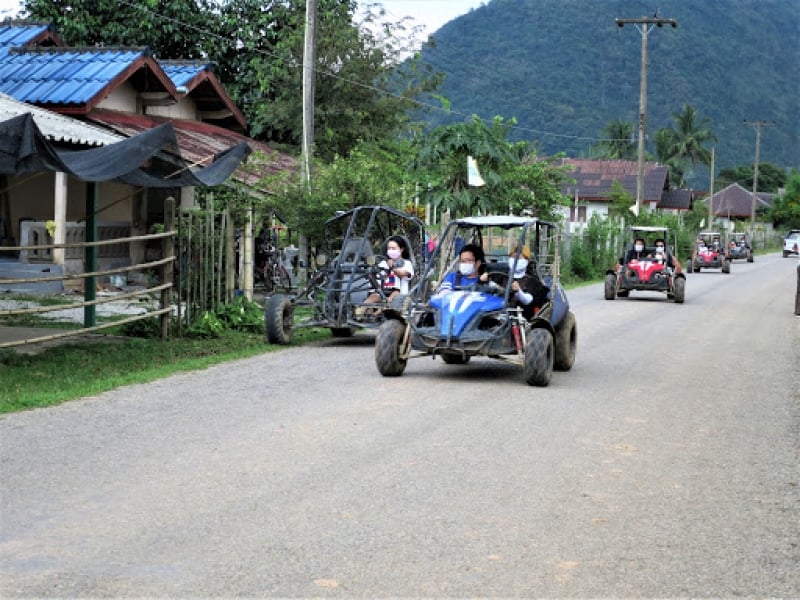 Tưởng tượng và thực tế ở Lào