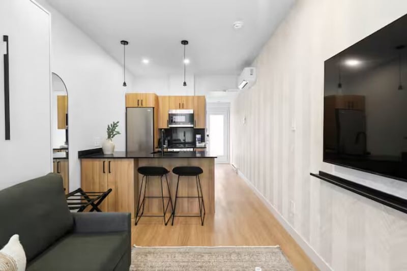 airbnb stays in Montreal for good food