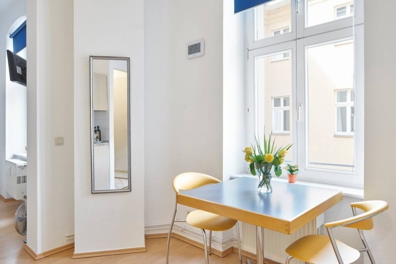 cosy room dining table