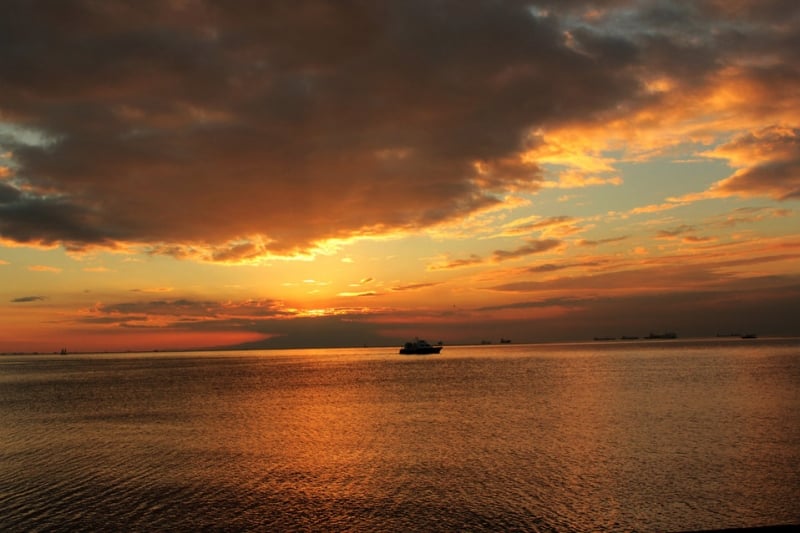 guardare il tramonto nella baia di Manila è una delle cose più amate da fare a Manila