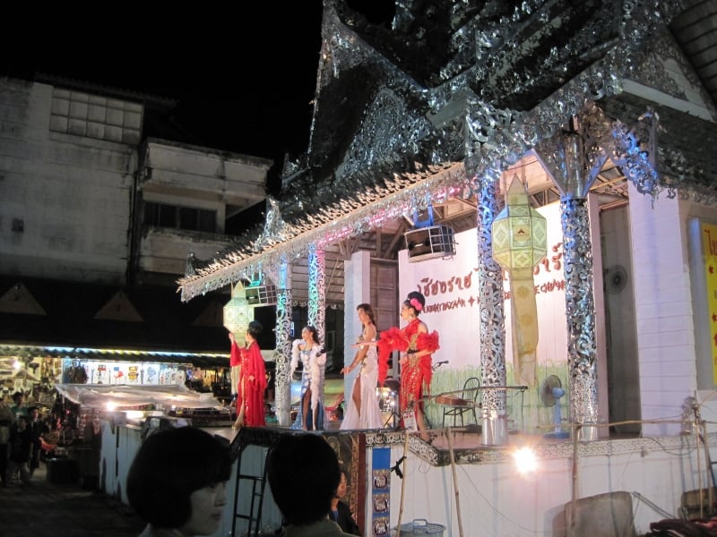 chiang rai night bazaar performance