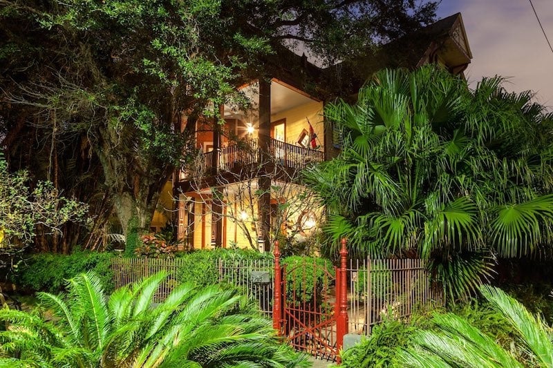 Airbnb with a library in New Orleans 