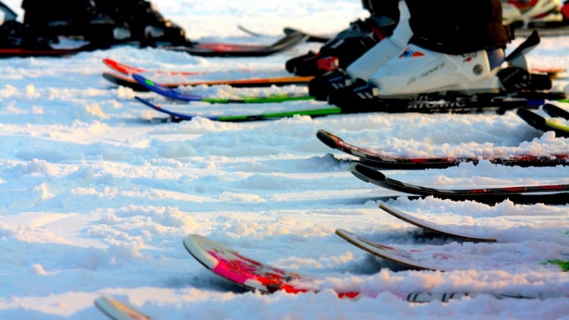 skis on the snow