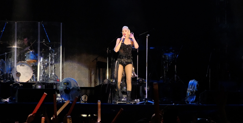 gwen stefani performing