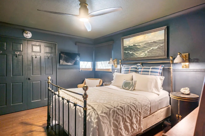 50s home airbnb las vegas bedroom