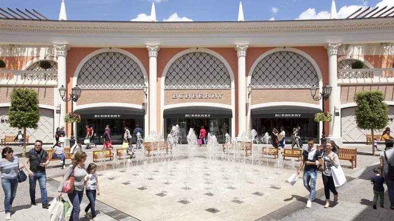 outlet mall in rome, italy