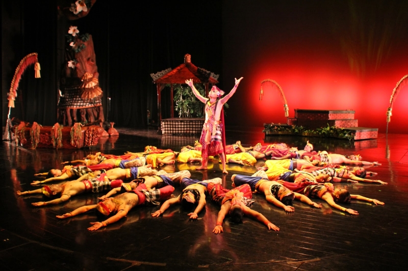 Театр на бали. Шоу Девдан Бали. Шоу на Бали. Театр Бали.
