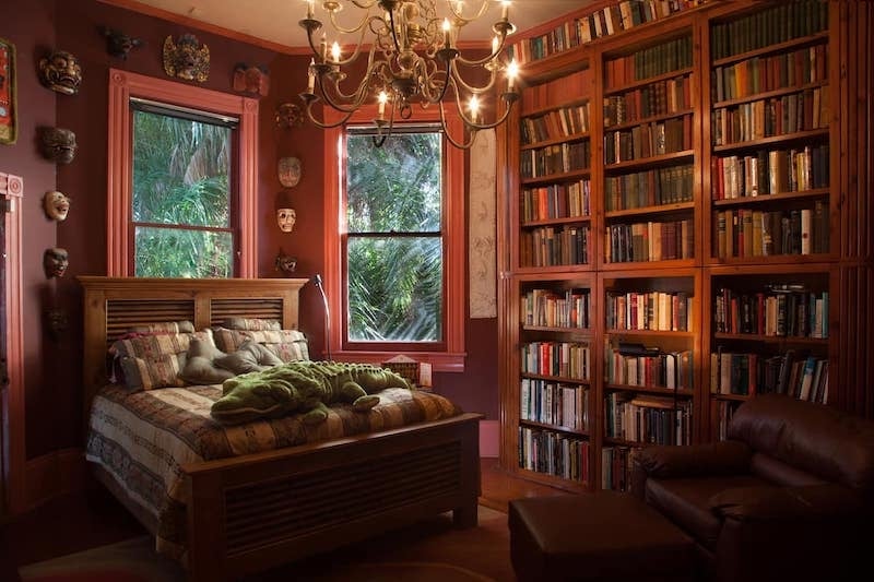 Cosiest Airbnbs With Libraries for Book Lovers