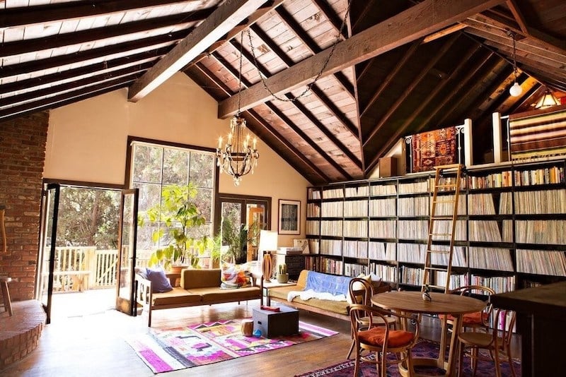 Cosiest Airbnbs With Libraries for Book Lovers