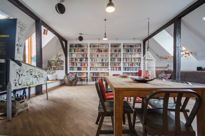 Cosiest Airbnbs With Libraries for Book Lovers