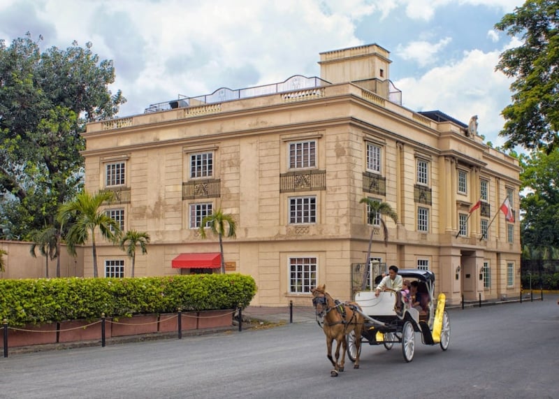 un paseo en calesa por intramuros es una de las mejores cosas que hacer en manila