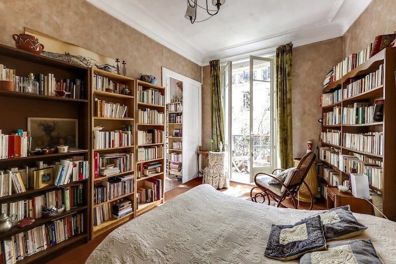 Cosiest Airbnbs With Libraries for Book Lovers