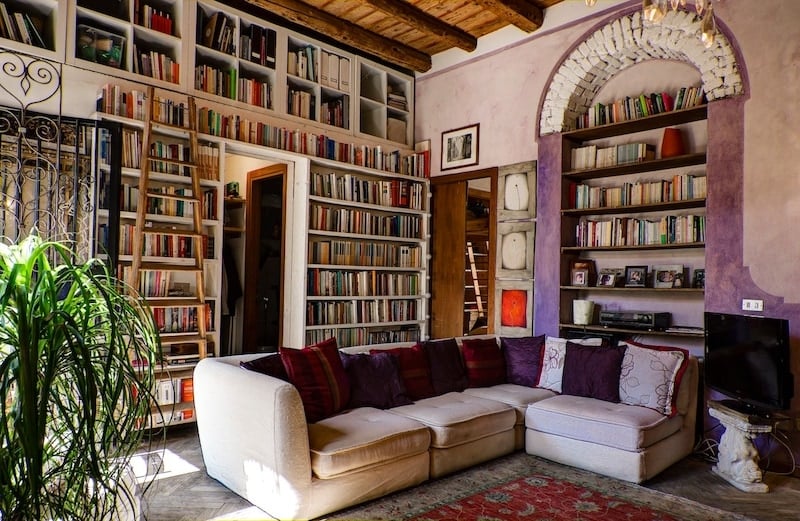 Cosiest Airbnbs With Libraries for Book Lovers