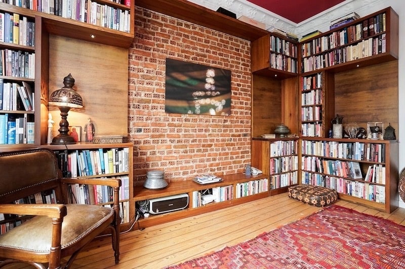 Cosiest Airbnbs With Libraries for Book Lovers